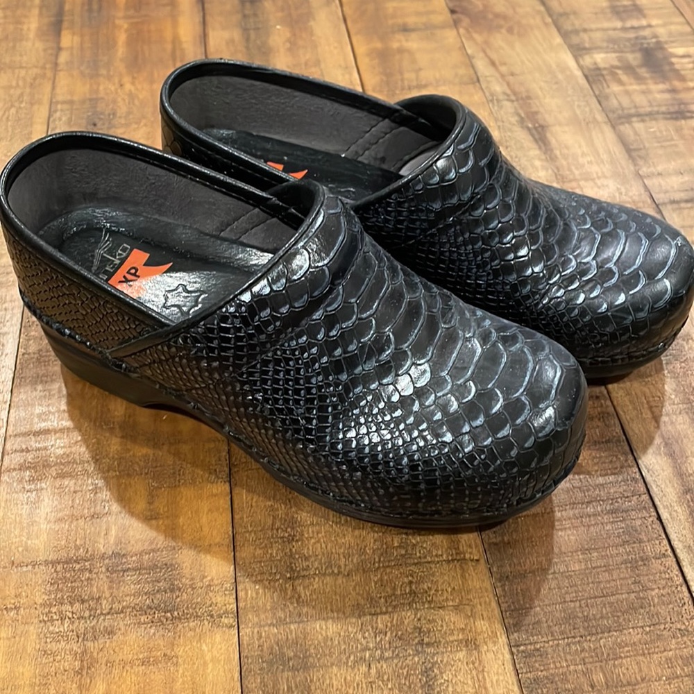 Dansko size 35 black clogs